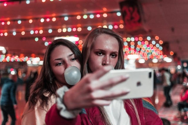 ein selfie mit einem ermäßigten iphone machen