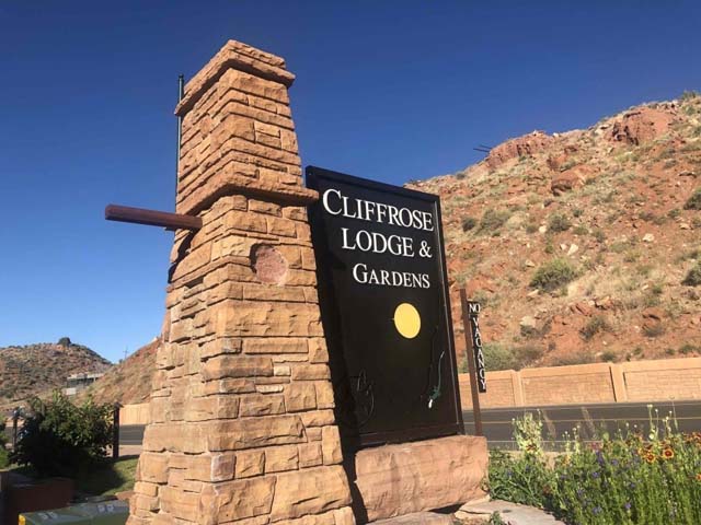 the entrance of the Cliffrose Lodge and Gardens