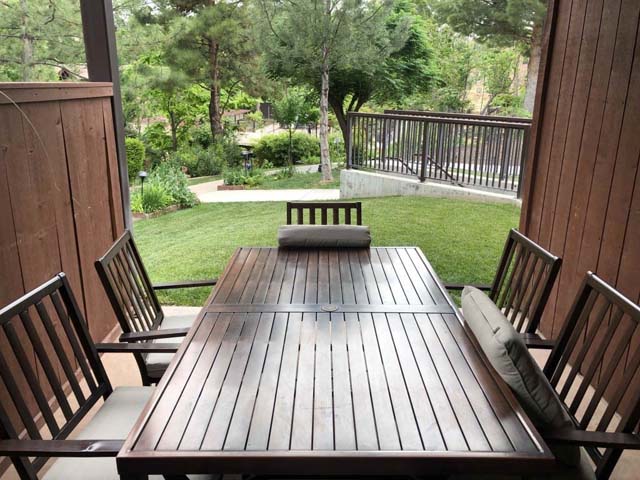 a patio table at the Cliffrose Lodge and Gardens